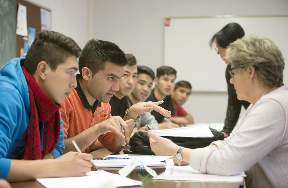 Flüchtlinge lernen parallel in Schule und Betrieb