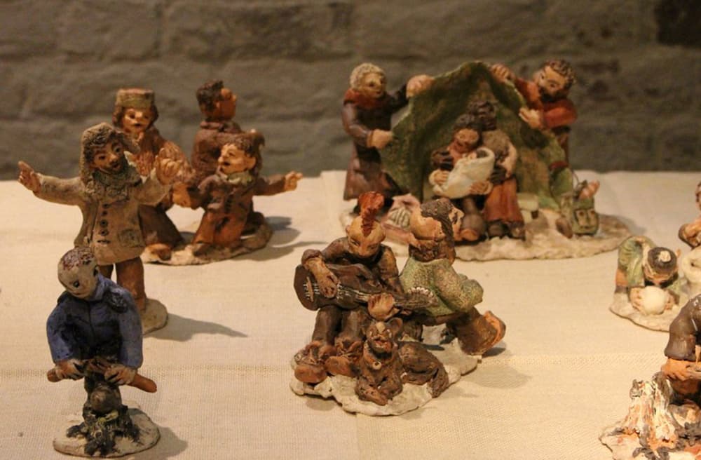 Warum ein Punker Jesus in der Krippe beschützt