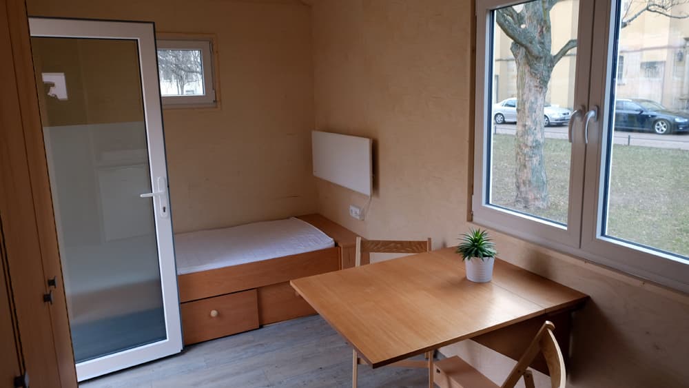 Diakonie stellt mobiles Haus für Obdachlose auf