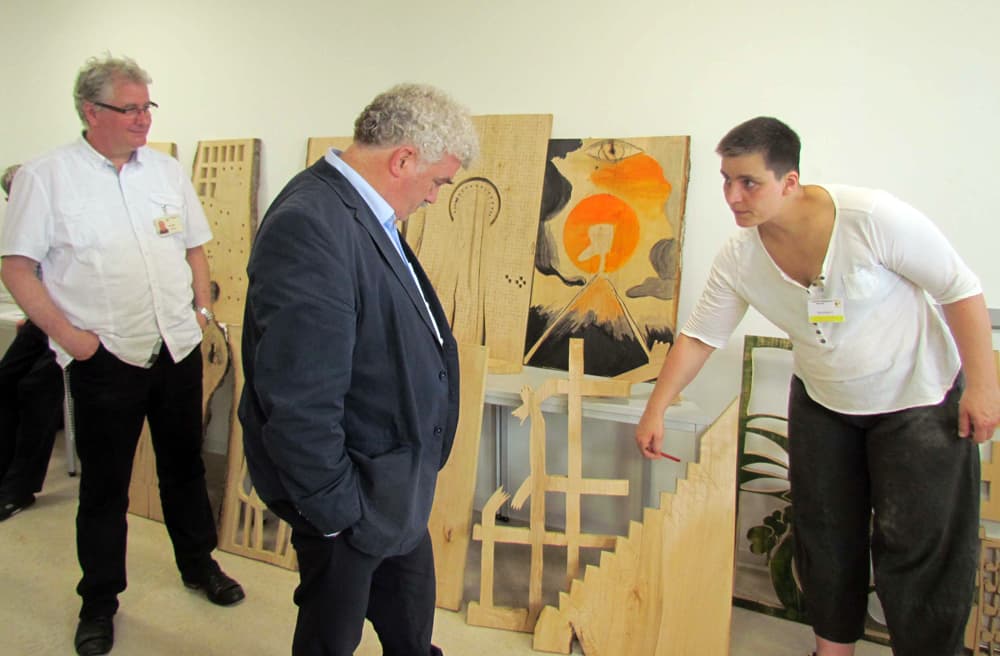 Häftlinge gestalten einen Andachtsraum