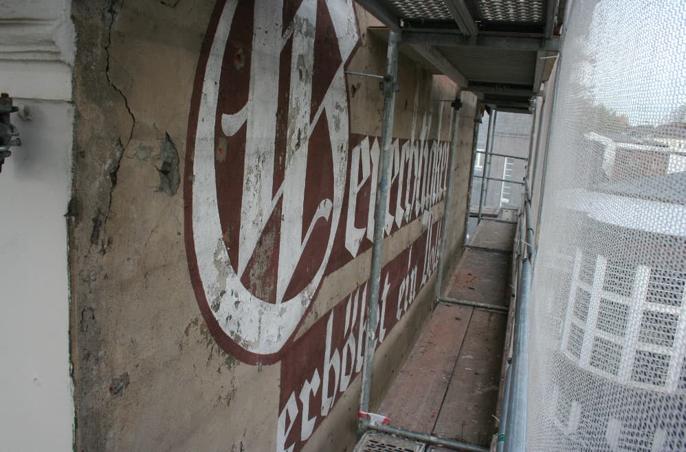 Bauarbeiten legen rätselhaften Schriftzug offen