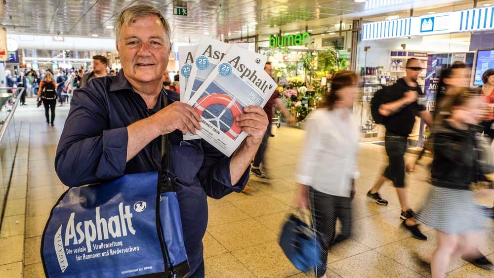 Kirchenleitung spendet Gehaltsanteil an Straßenmagazin “Asphalt”