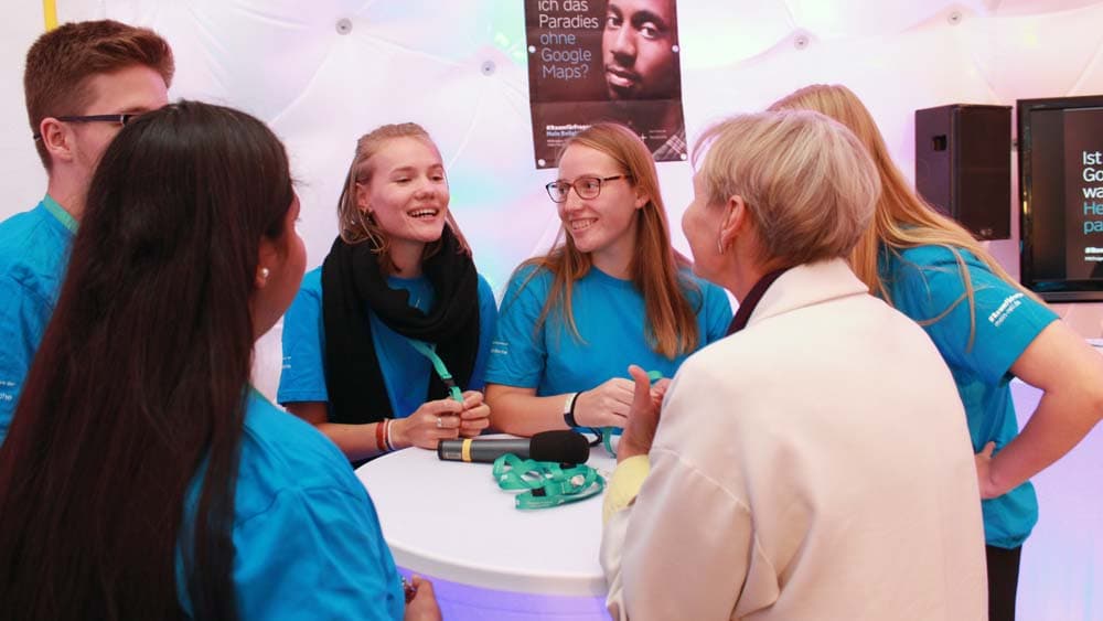 Bischöfin spricht mit Schülern über Religionsunterricht