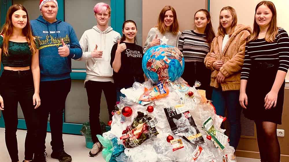 Ein Weihnachtsbaum – aus Müll gebastelt