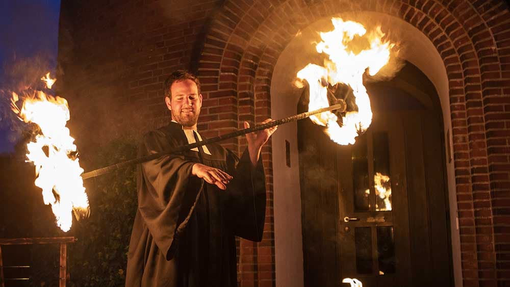 Der Vikar, der mit dem Feuer spielt