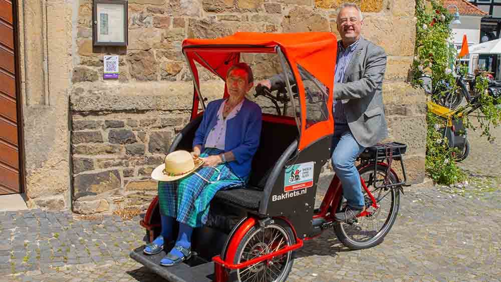 Mit der roten Rikscha von Kirche zu Kirche