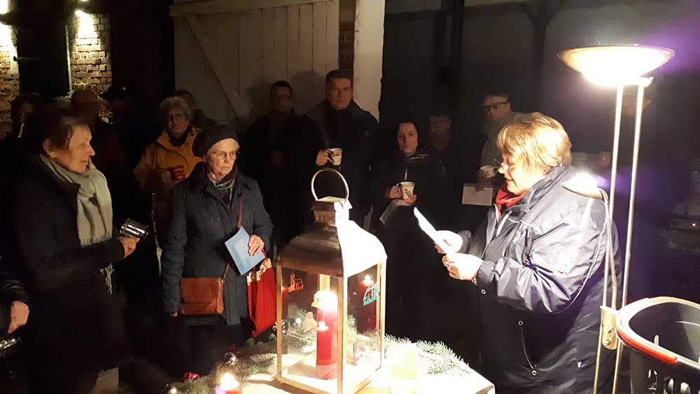 Lebendiger Adventskalender bringt Gemeinden im Advent zusammen