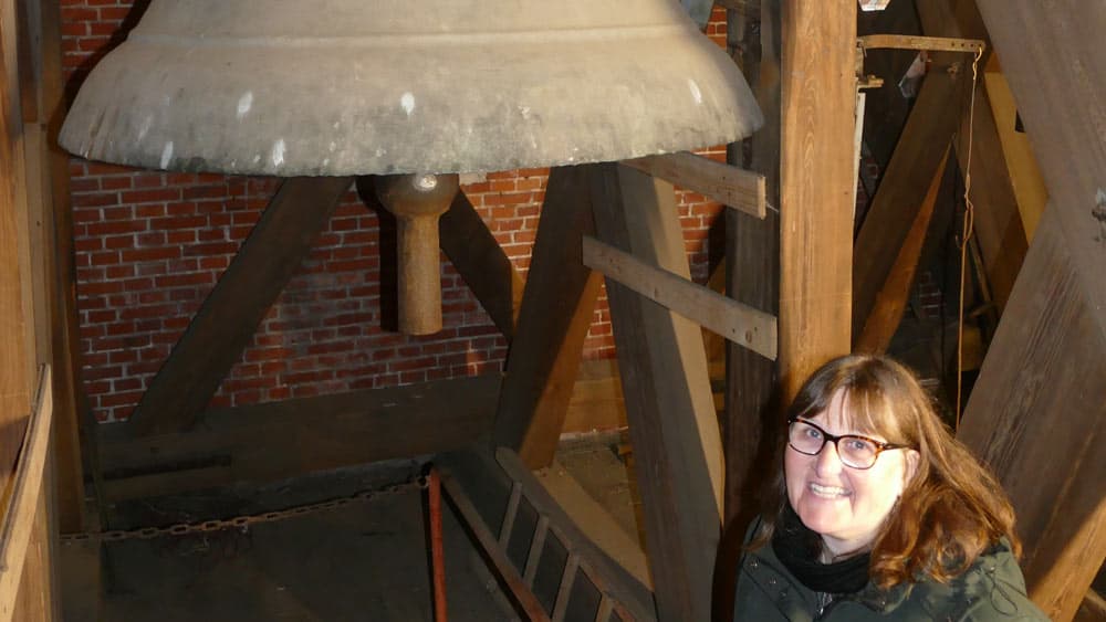 Die ostfriesische Glocke mit Geheimnissen wird umgehängt