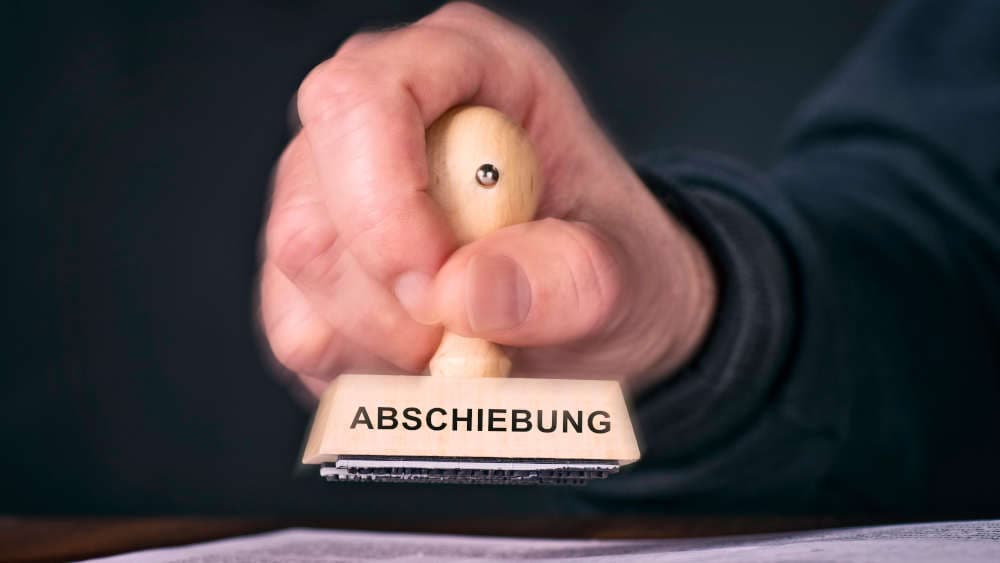 Hessischer Innenminister fordert Handyortung von Ausreisepflichtigen