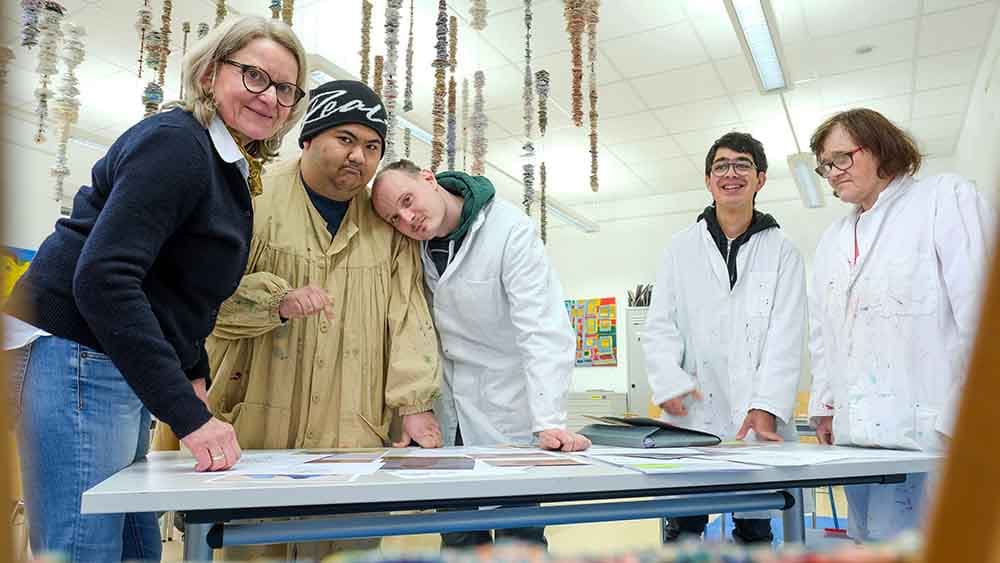 Künstler mit geistiger Behinderung malen Bilder für Kreuzweg