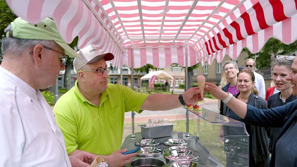 Menschen mit Handicap stellen Eis her: “Milchreis ist unser Renner”