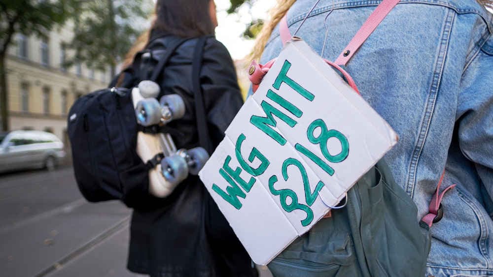 Protestaktion für Reform des Abtreibungsrechts vor dem Bundestag