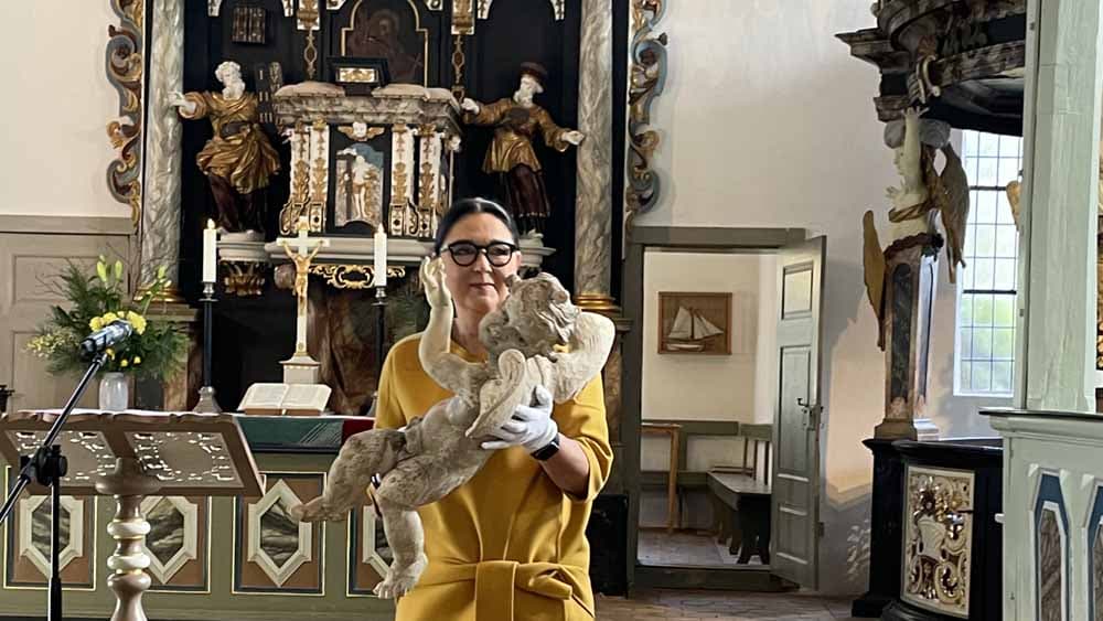 Die Frau hinter der Seemannskirche Prerow