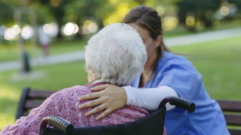 Altenpflegekräfte verdienen im Mittel über 4.000 Euro