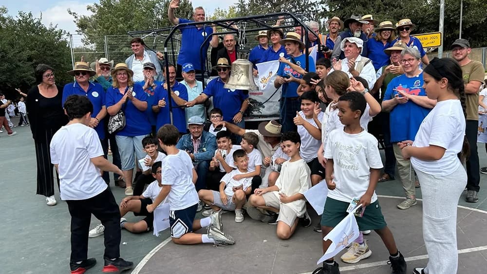 Friedensglocke in Jerusalem übergeben