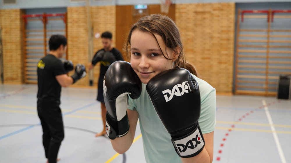 Kickboxendes Christkind eröffnet Nürnberger Christkindlesmarkt