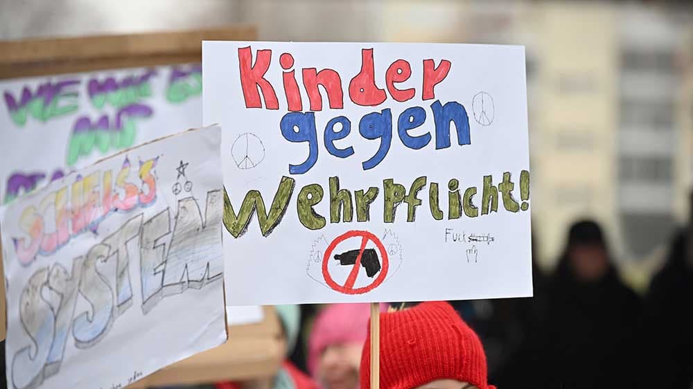 Jugendliche protestieren in vielen Städten gegen Wehrdienst
