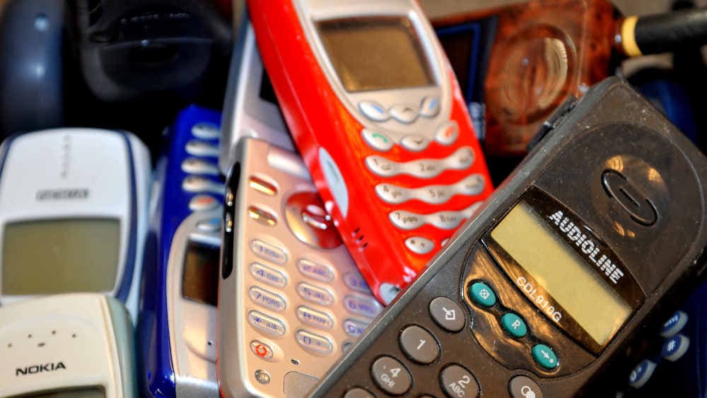 Alte Handys in Schublade – Recycling ist bessere Wahl