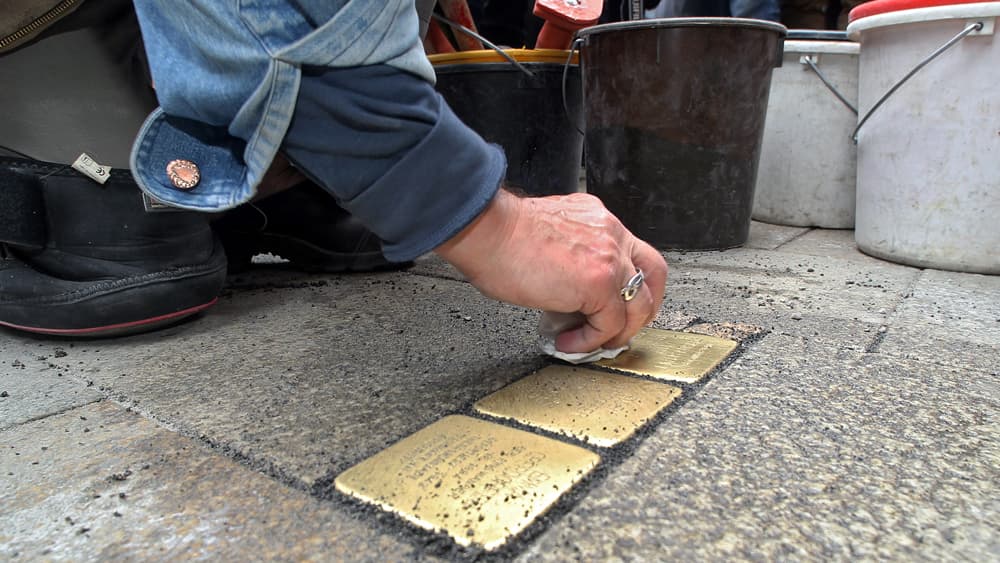 Sechs weitere Stolpersteine in Wismar verlegt