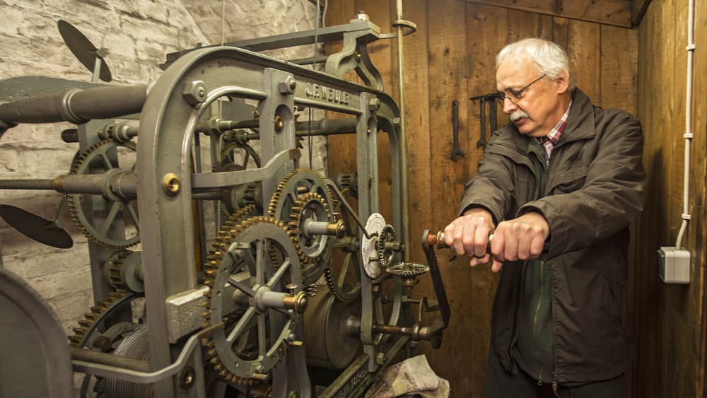 Wenn der Küster an der Uhr dreht