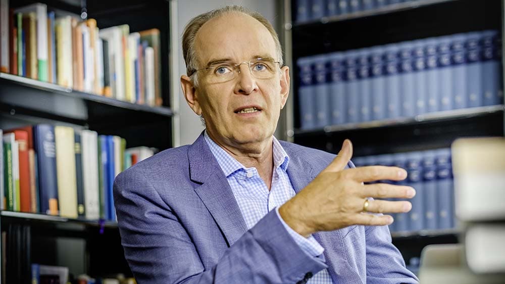 Landesbischof Meister für Besuchsrechte in Heimen