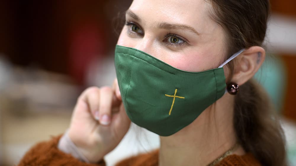 Und die Maske passt zur Liturgie