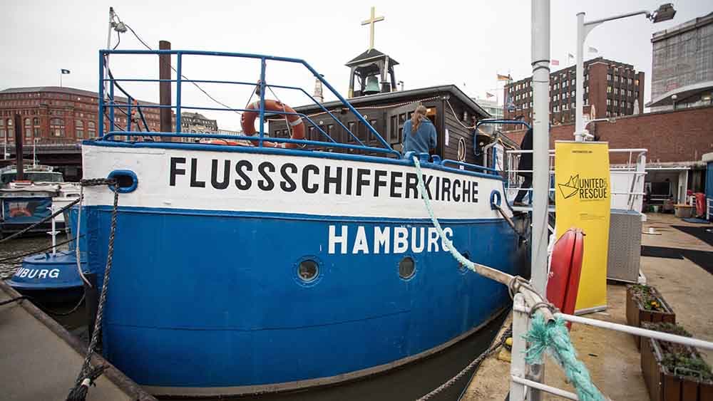 Ein Frachtkahn wird zum Gotteshaus