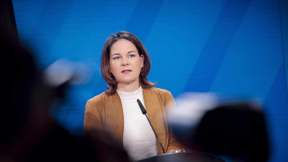 Beschäftigungsverbot für Frauen: Baerbock fordert Konsequenzen bei Afghanistan-Hilfe