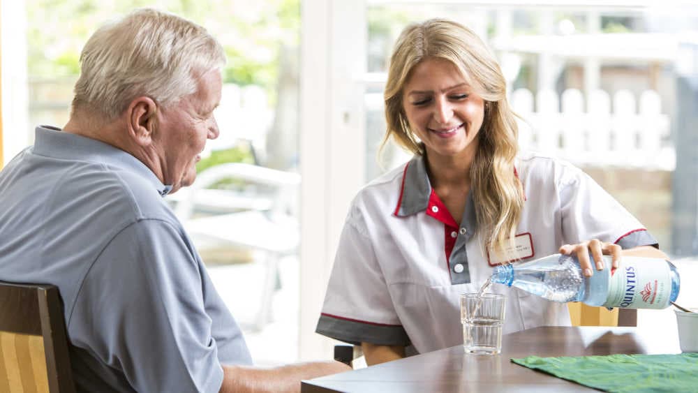 Altenpflege: Mindestlöhne sollen in zwei Schritten steigen