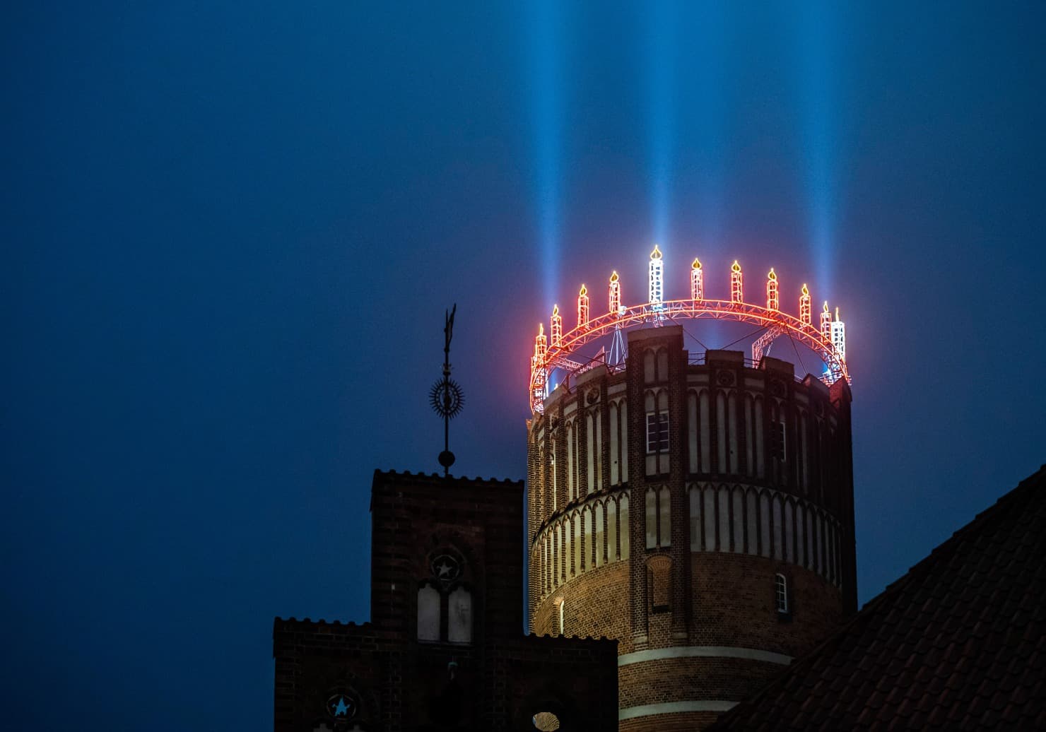 Riesiger Adventskranz leuchtet vom Lüneburger Wasserturm