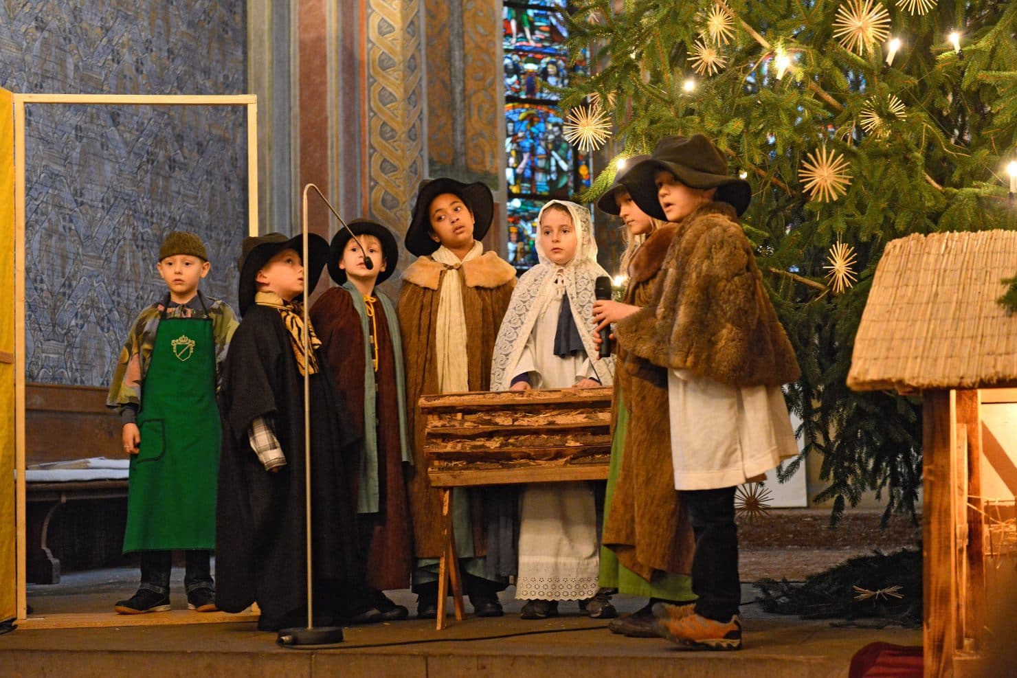 Ufos im Heiligen Land, Reporter vor dem Stall