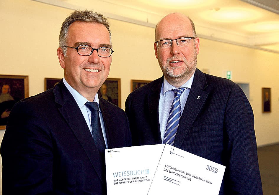 Weißbuch mit Flecken