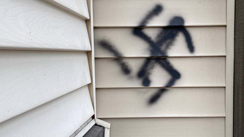 Polizei sucht Zeugen für Hakenkreuz an Jüdischer Friedhofsmauer