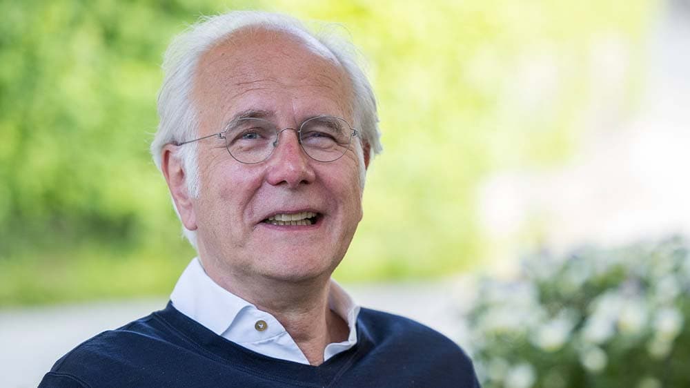 Harald Schmidt beschäftigt sich “in großer Heiterkeit” mit dem Tod