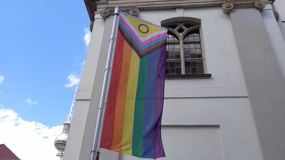 Fahnen an Kirchen: Regenbogen mit Folgen?