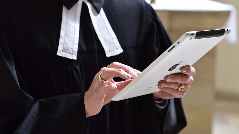 Staatsexamen oder Quereinstieg: Wege ins Pfarramt