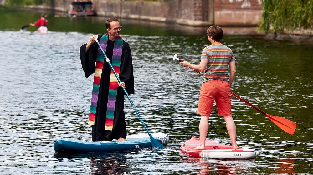 “Pop Up Church”: Pastorinnen und Pastoren auf dem Stand Up Paddle