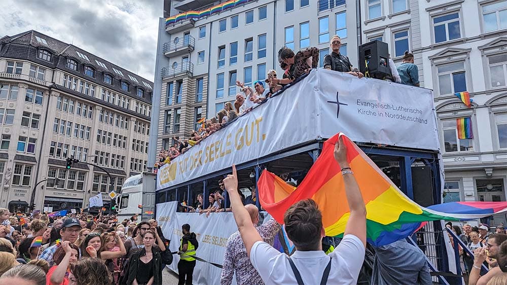 CSD Hamburg mit Hochzeit auf dem Truck der Nordkirche