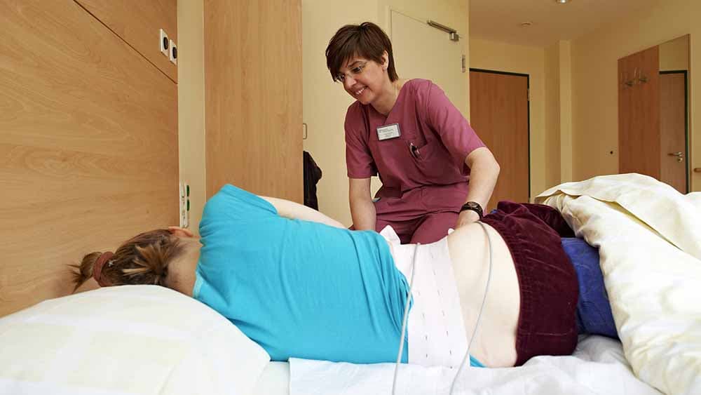 Bundesregierung startet Dialog zum kirchlichen Arbeitsrecht