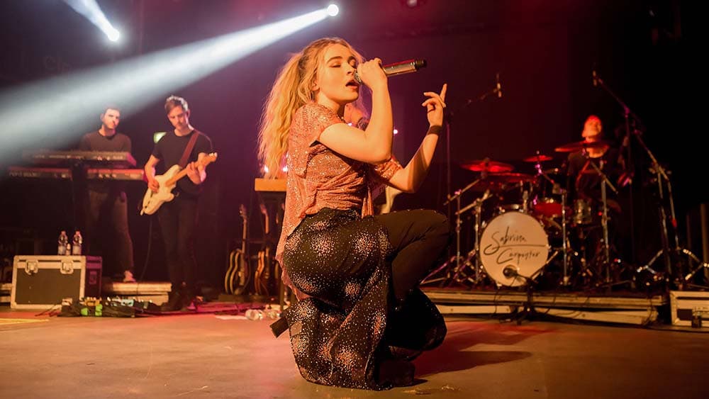 Popstar Sabrina Carpenter dreht anzügliches Video in Kirche