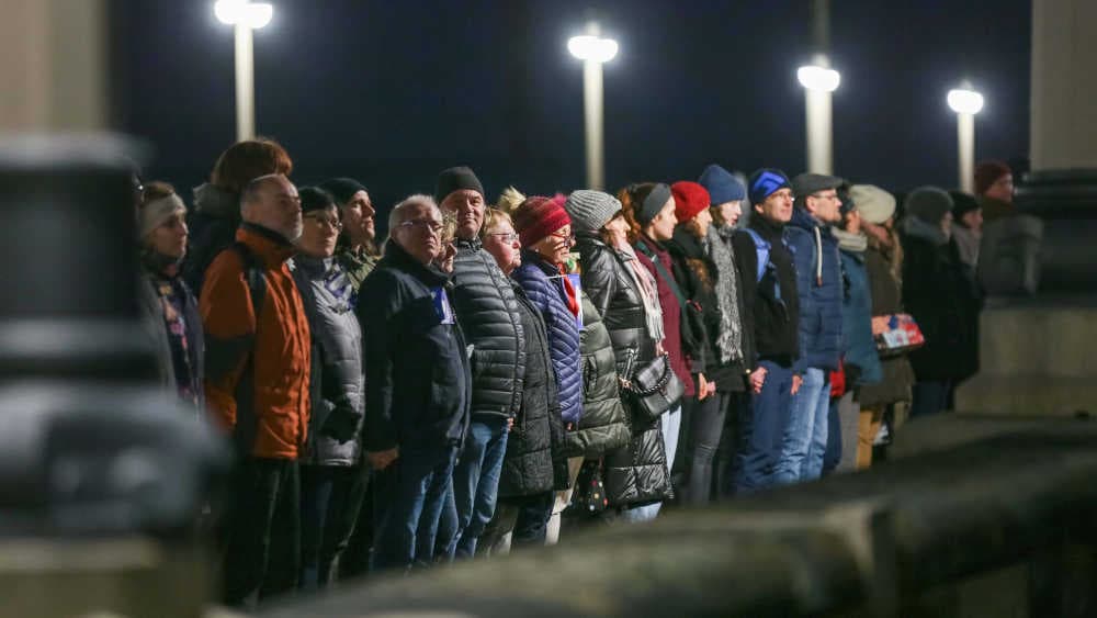 Gedenken an Zerstörung: Dresden mahnt mit Menschenkette