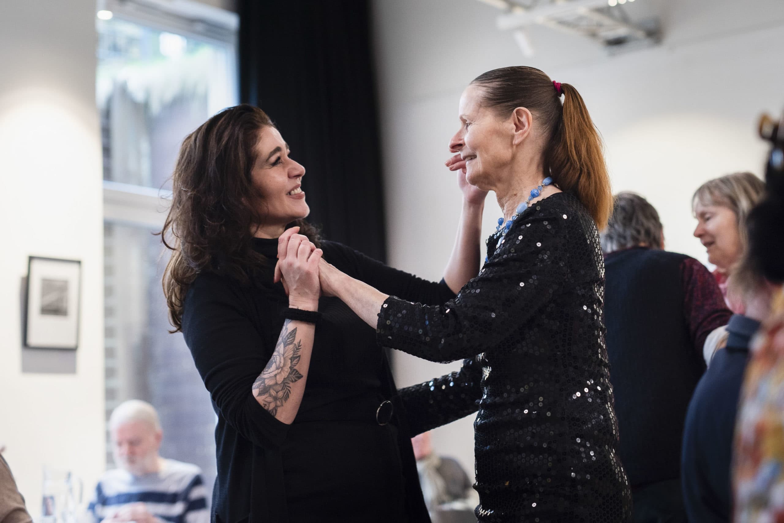 „Konfetti-Café“ in Hamburg-Eppendorf bringt Menschen mit und ohne Demenz zusammen