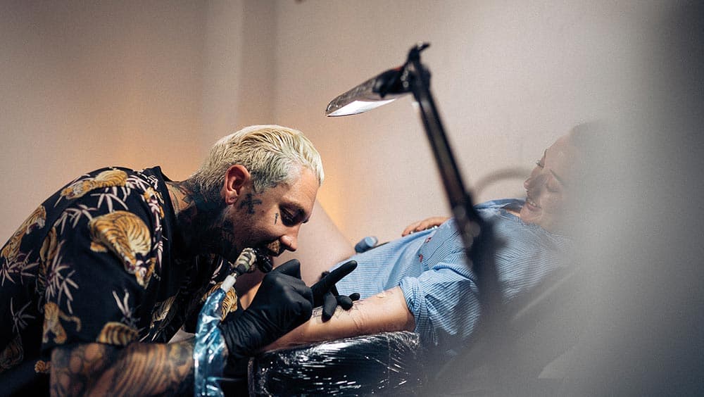 Fotoausstellung über Selbstverletzungen und die Heilkraft von Tattoos