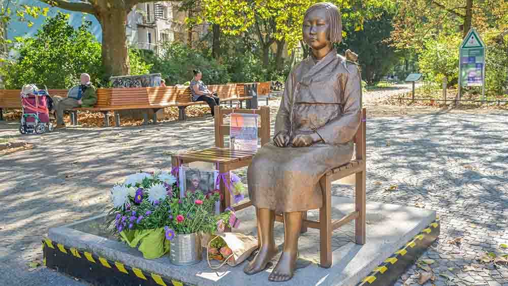 Berliner “Trostfrauen”-Mahnmal darf vorerst stehen bleiben