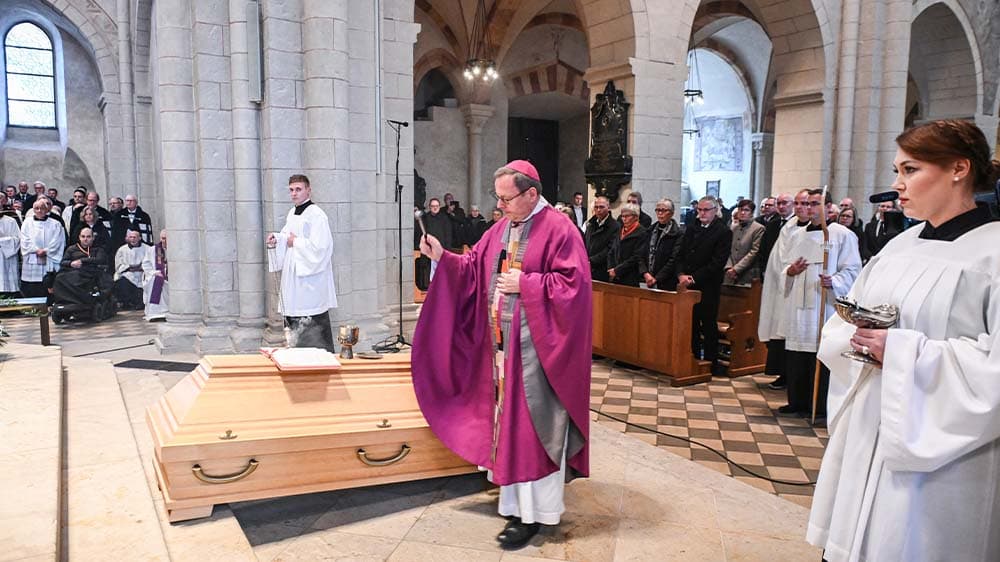 Altbischof Franz Kamphaus im Limburger Dom beigesetzt
