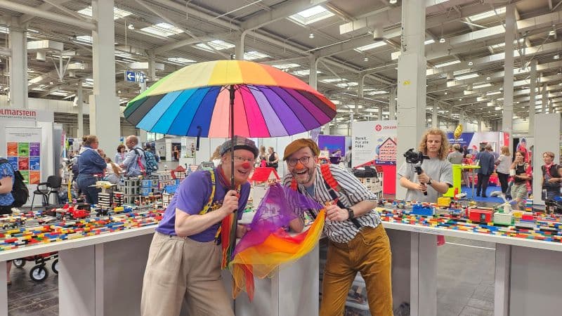 Wie Kirchenclowns Farbe in den Kirchentag bringen