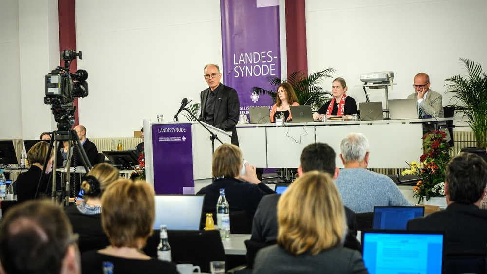 Trotz Rücktrittsforderung: Ralf Meister bleibt Landesbischof