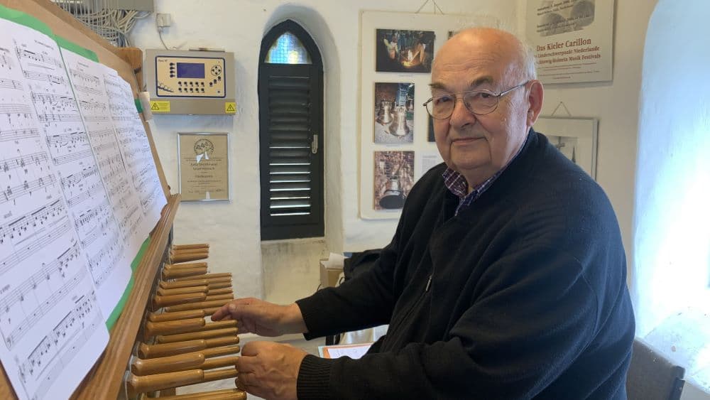 Glockenspiel im Kieler Kloster: Gunther Strothmann bringt seit 26 Jahren Musik vom Turm in die Stadt