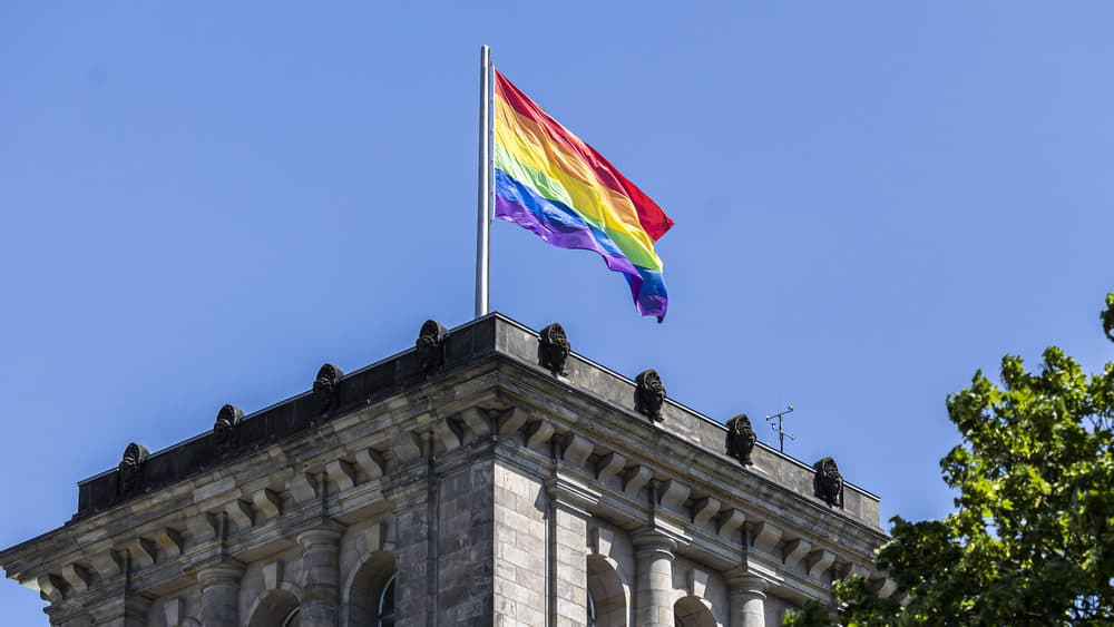 Klöckner weist Kritik von Bätzing wegen Regenbogenfahne zurück