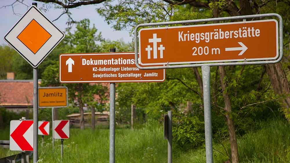 Vom provisorischen Gedenken zum historischen Ort